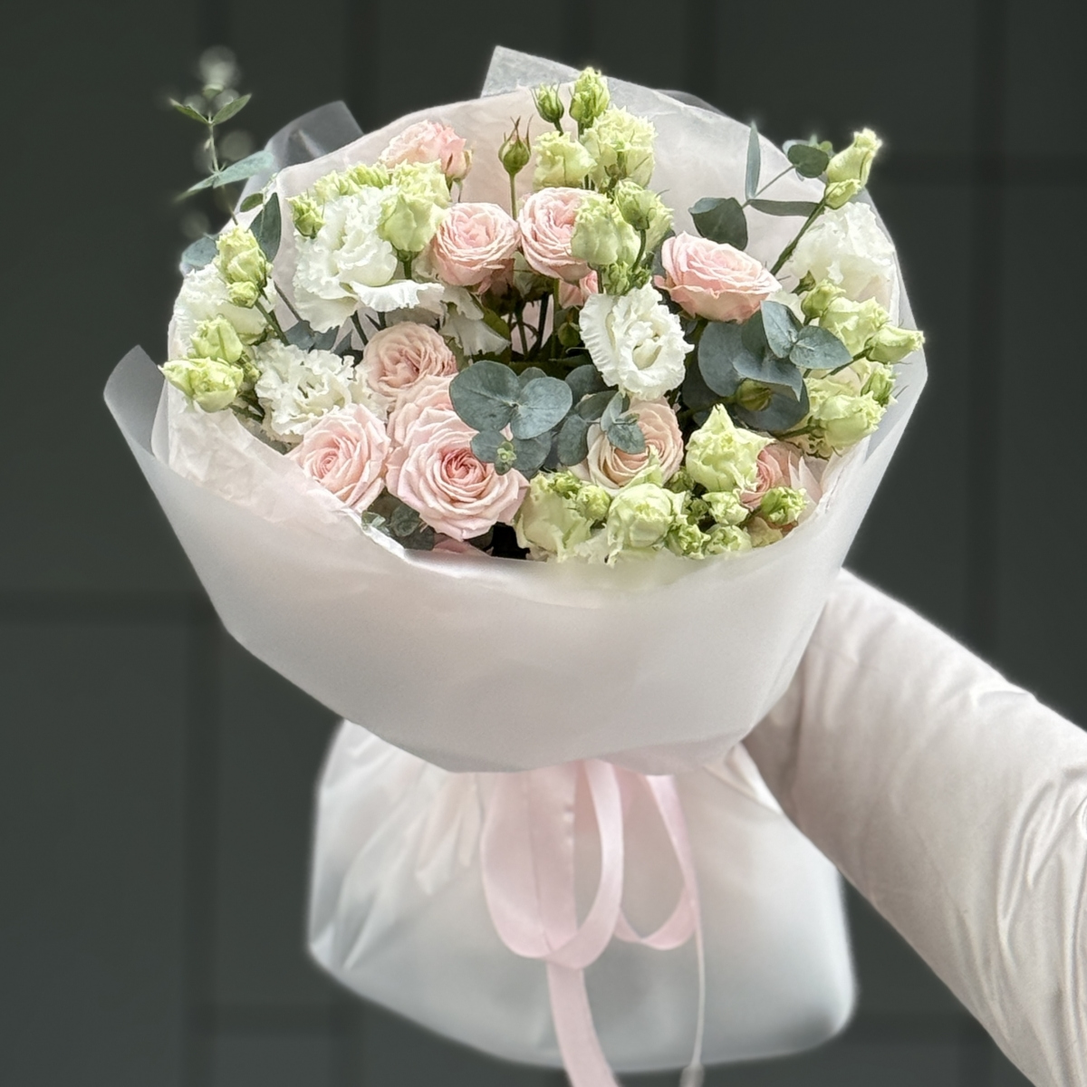 Букет Для самой любимой из кустовых роз, эустомы и эвкалипта