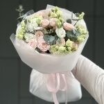 Букет Для самой любимой из кустовых роз, эустомы и эвкалипта