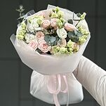 Букет Для самой любимой из кустовых роз, эустомы и эвкалипта