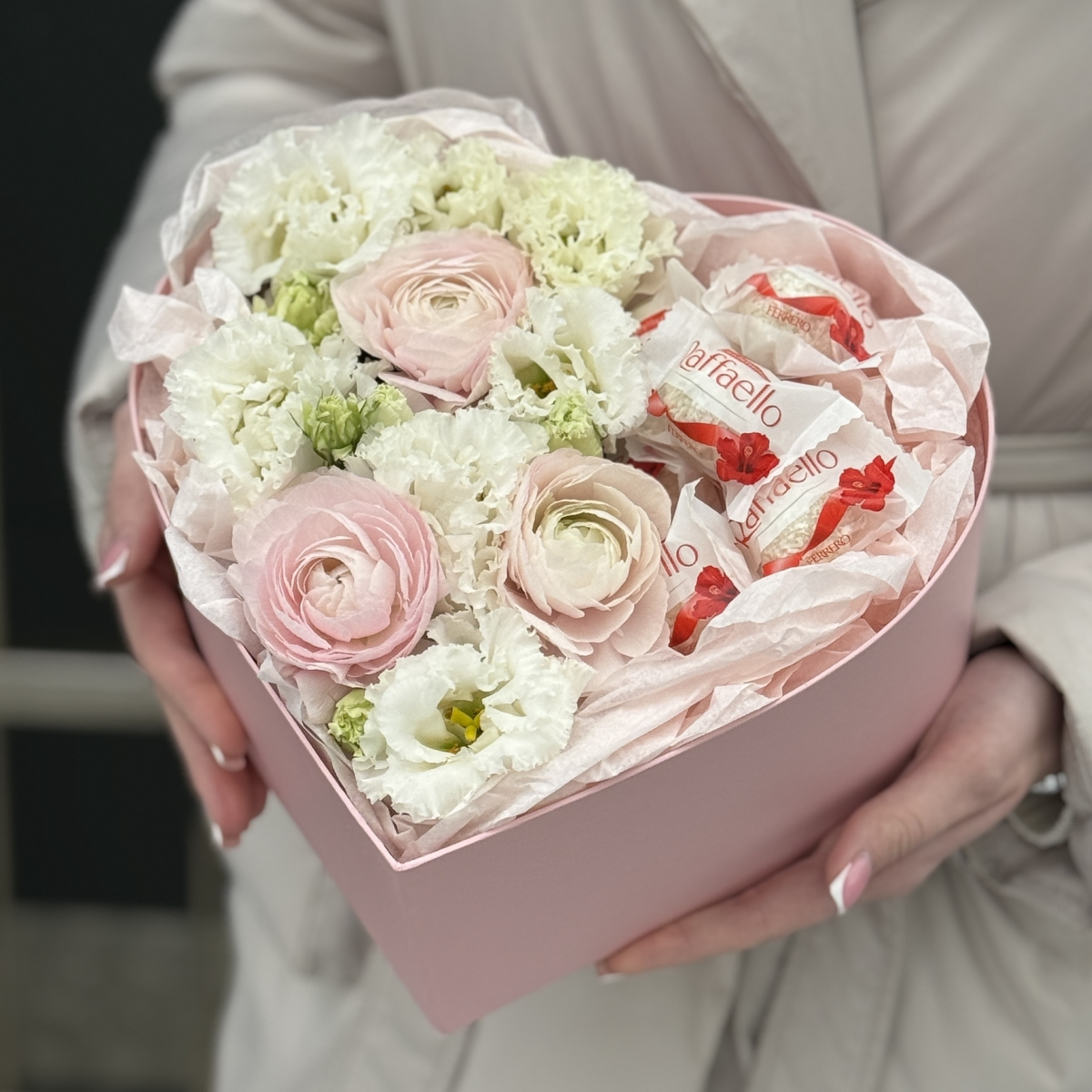 Сердце Нежная сладость из эустомы, ранункулюсов и рафаэлло