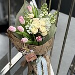Букет Солнечный поцелуй из роз, тюльпанов и маттиолы