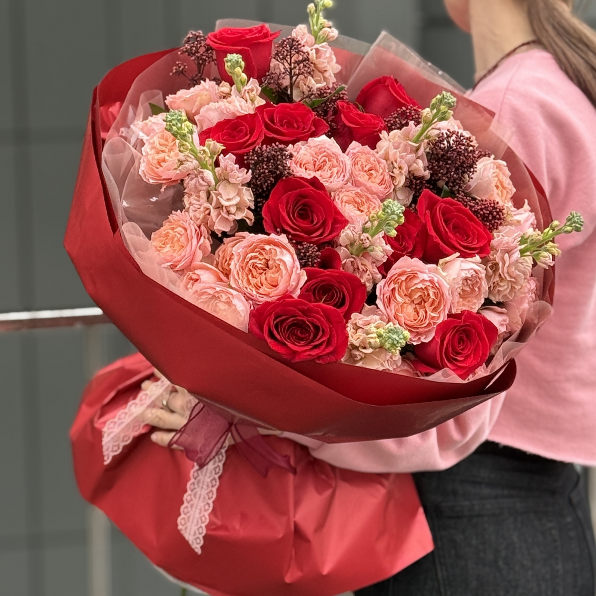 Букет Утро в Париже из роз, маттиолы и скиммии