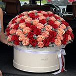 Композиция Дыхание Пламени из 151 красной розы и роз сорта кахала