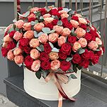 Композиция Дыхание Пламени из 151 красной розы и роз сорта кахала
