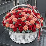 Корзина Дыхание пламени из 101 красной розы и роз сорта кахала