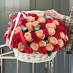 Корзина Дыхание пламени из 101 красной розы и роз сорта кахала