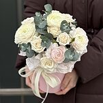 Композиция Цветочный комплимент из ранункулюсов, кустовой розы и эвкалипта