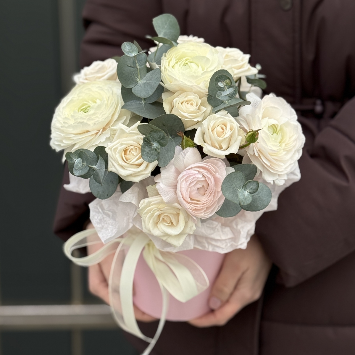 Композиция Цветочный комплимент из ранункулюсов, кустовой розы и эвкалипта