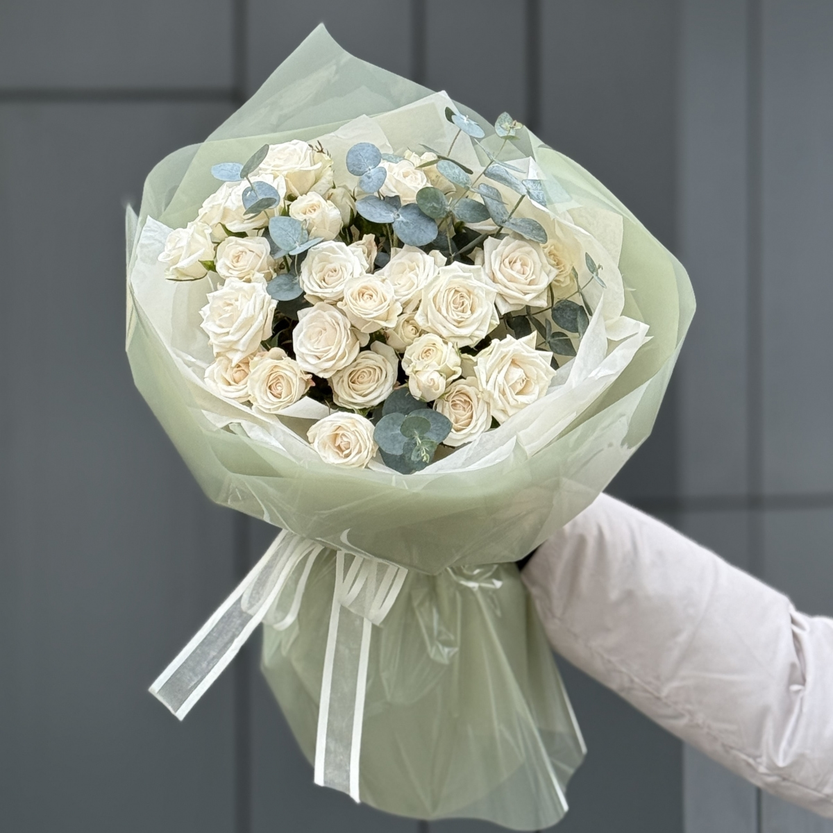 Букет Порцелина из кустовой розы и эвкалипта