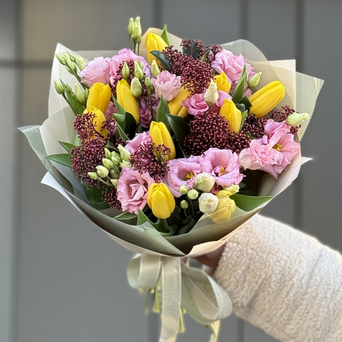 Букет Солнечный поцелуй из тюльпанов, эустомы и скиммии