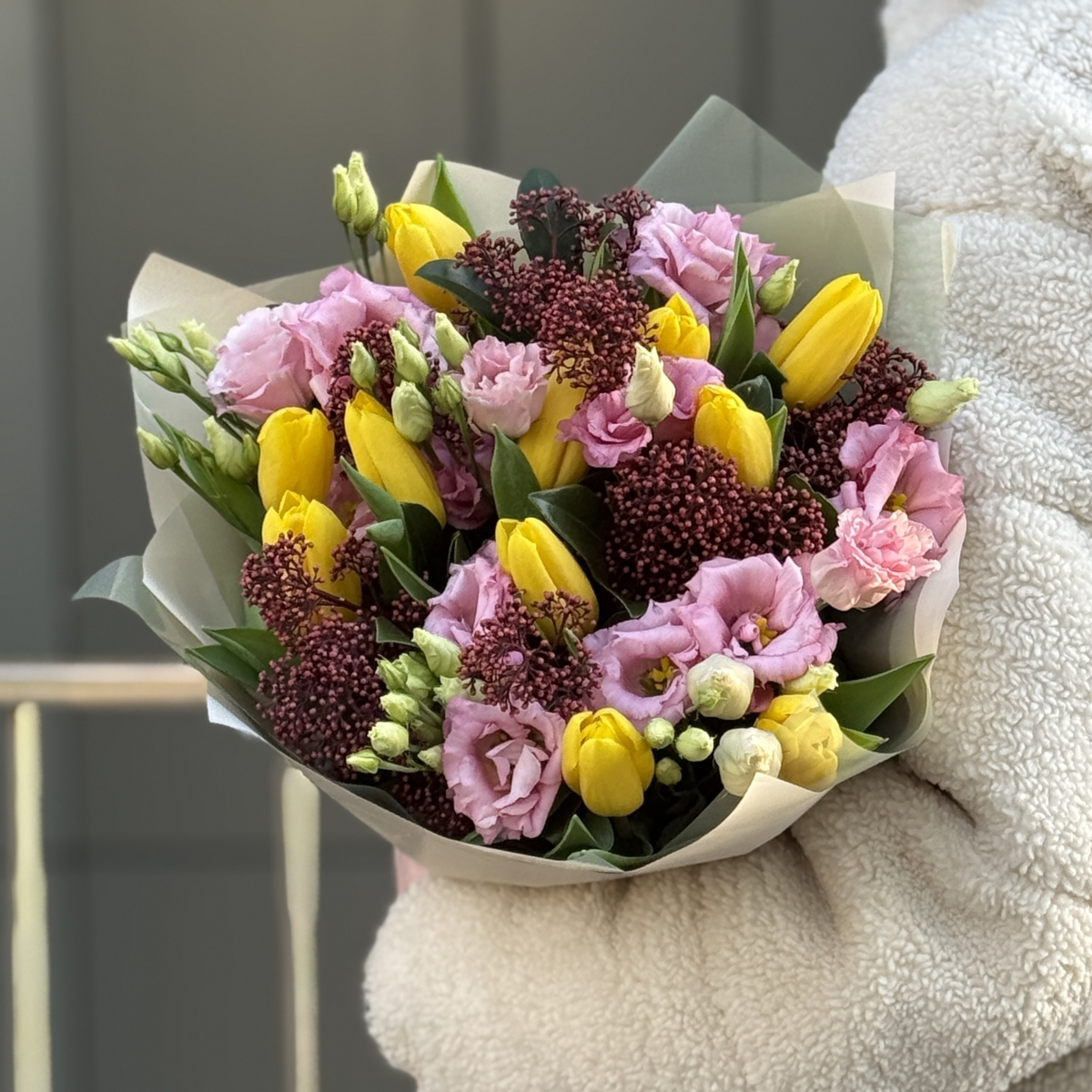 Букет Солнечный поцелуй из тюльпанов, эустомы и скиммии