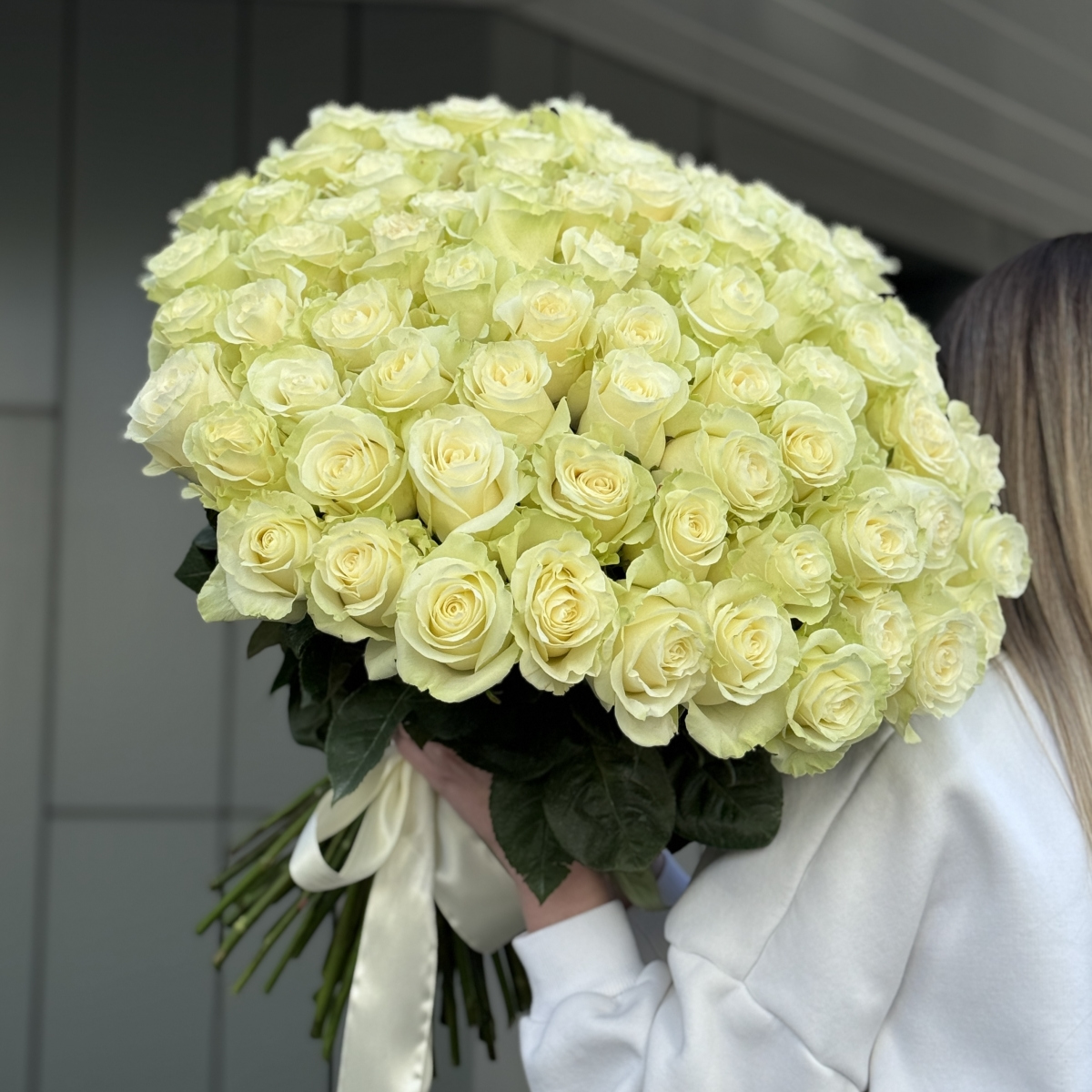 Букет из 75 белых роз