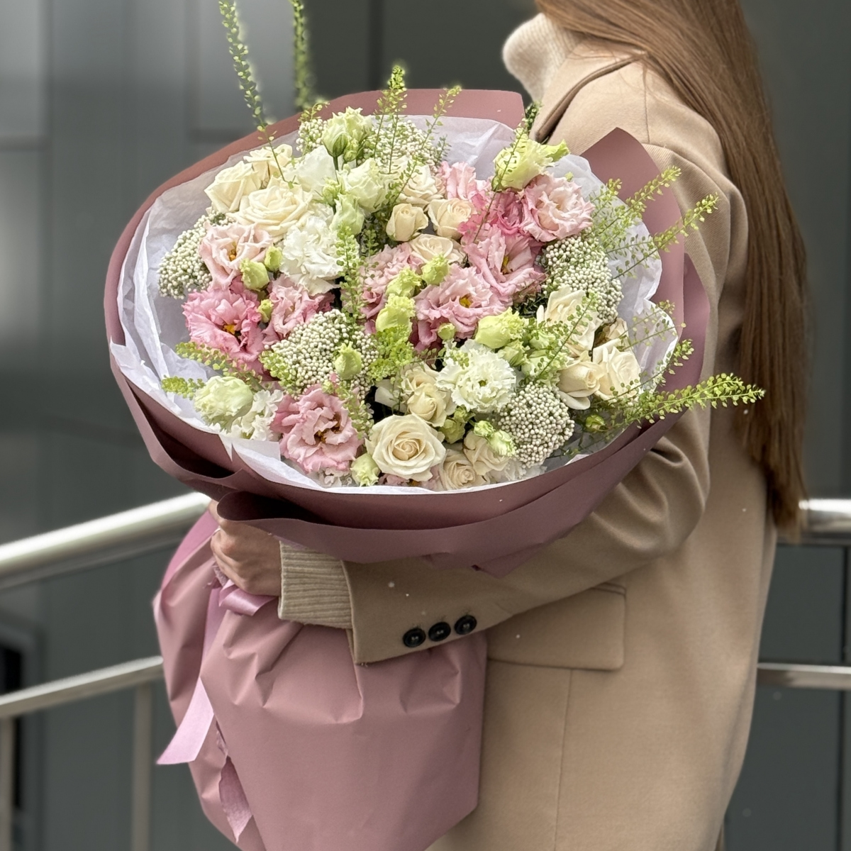 Букет Первая любовь из эустомы, кустовой розы и зелени