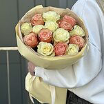 Букет Гармония из 15 роз микс сорта мондиал и кахала