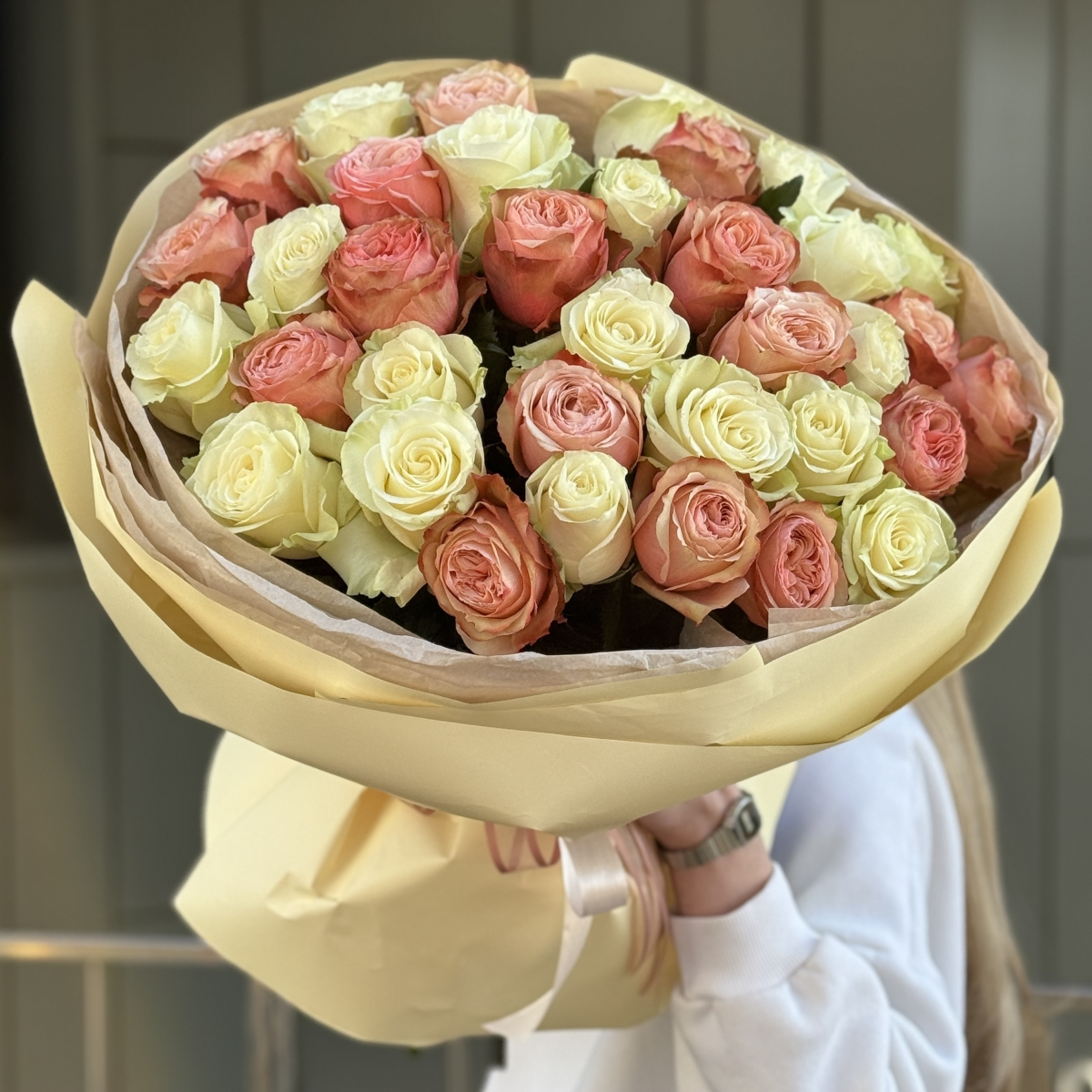 Букет Гармония из 35 роз микс сорта мондиал и кахала