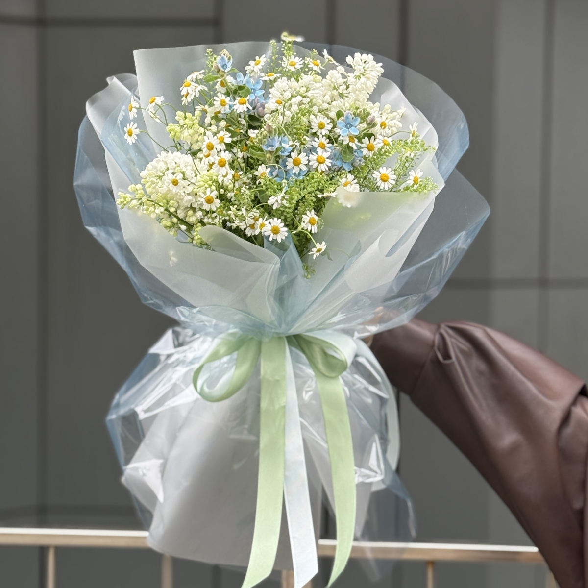 Букет Фруктовый Сад S из танацетума, сирени, оксипеталума и тласпи