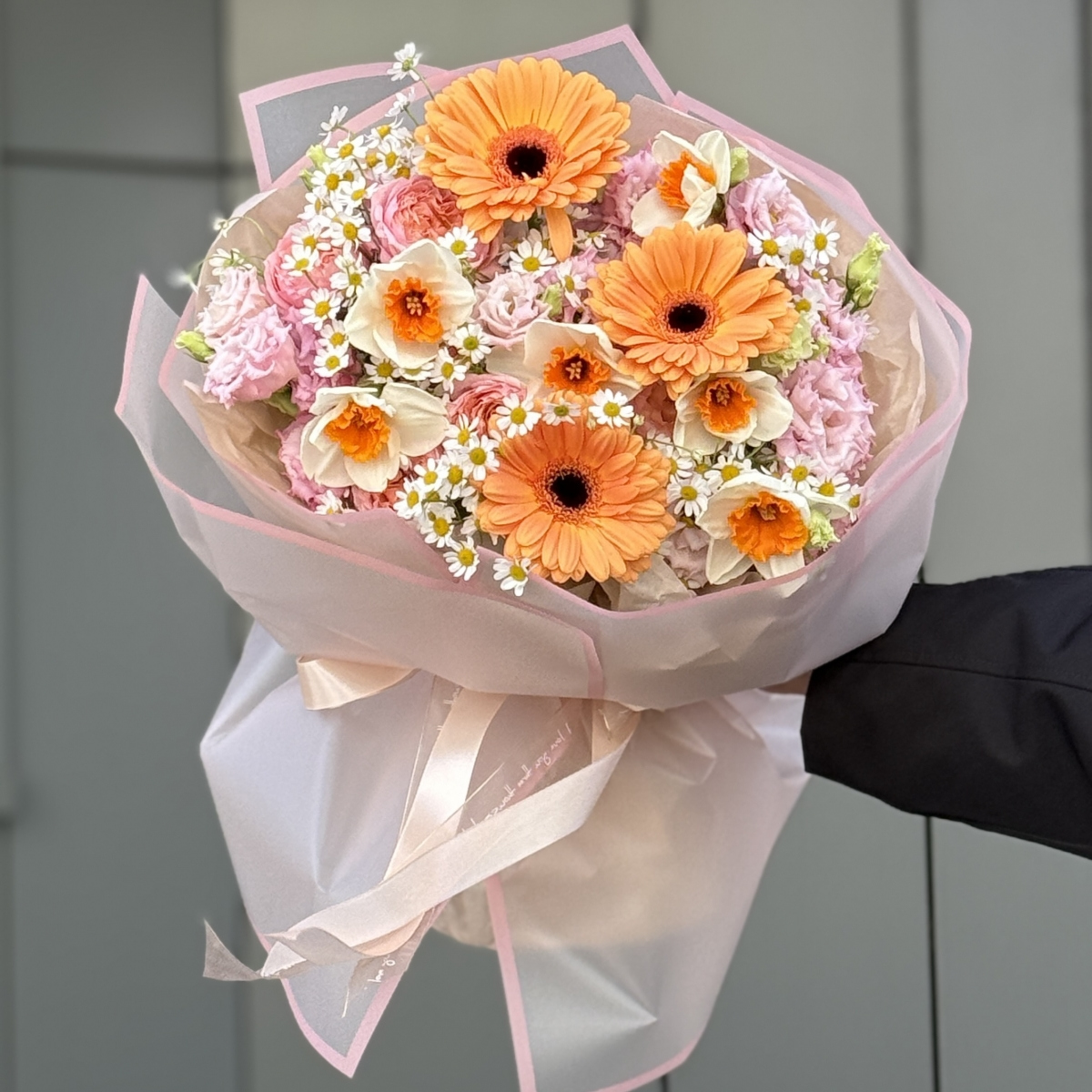 Букет Медовый Полдень из гербер, нарциссов, эустомы, танацетума и кустовых роз