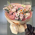 Букет Солнечная Рапсодия из роз, ранункулюсов, нарциссов, эустомы и маттиолы