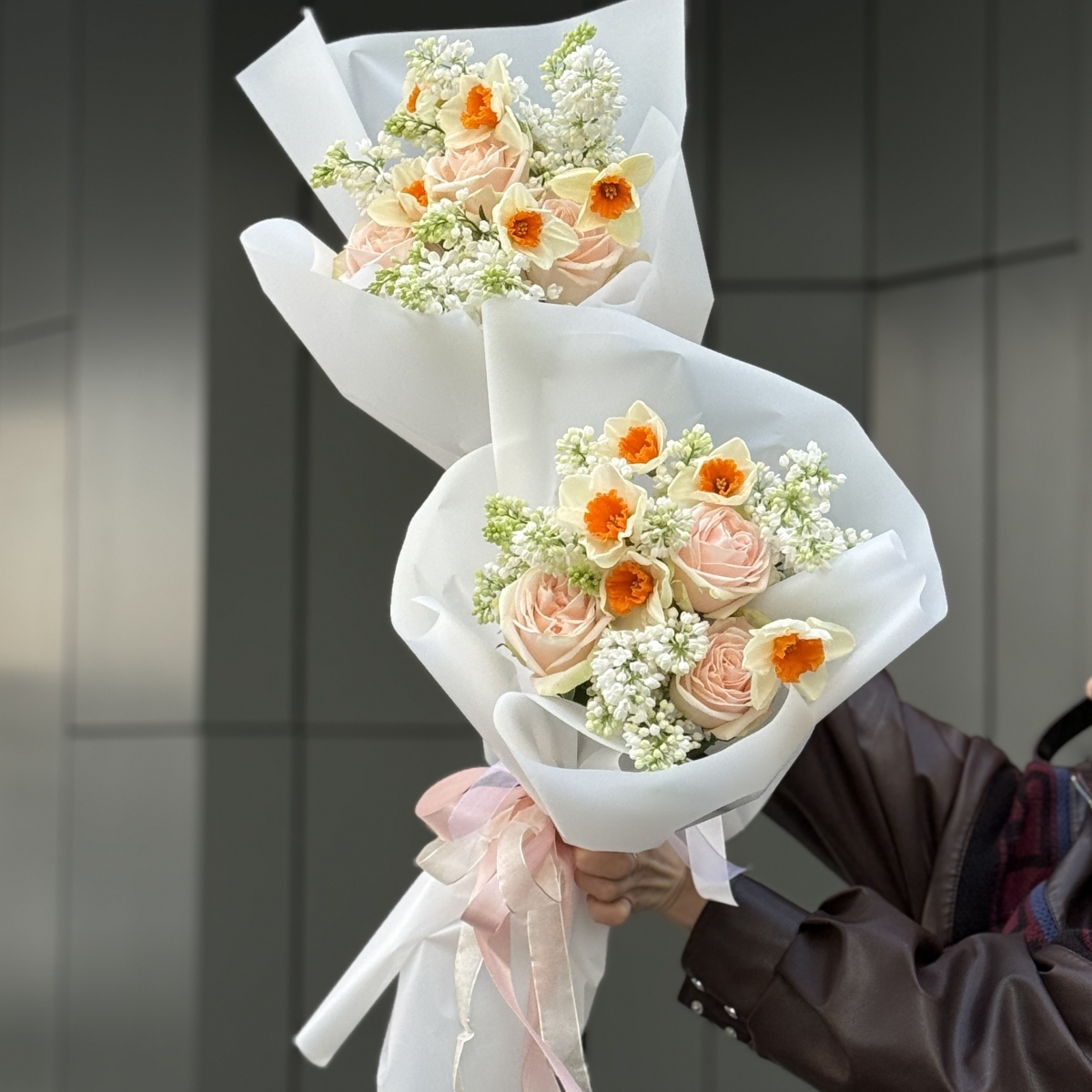 Букет Весенняя Соната из сирени, нарциссов и роз