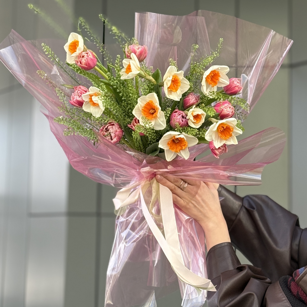 Букет Весенний Бриз из тюльпанов, нарциссов и тласпи