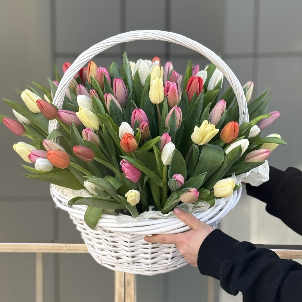 Композиция Секрет Весны из 75 тюльпанов микс