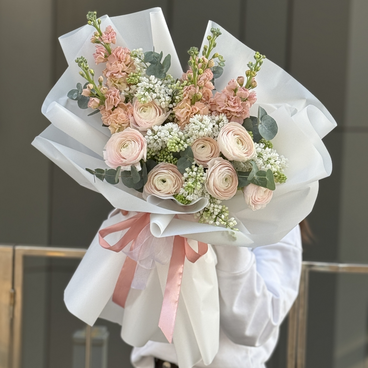 Букет Сон Авроры из ранункулюсов, сирени и маттиолы