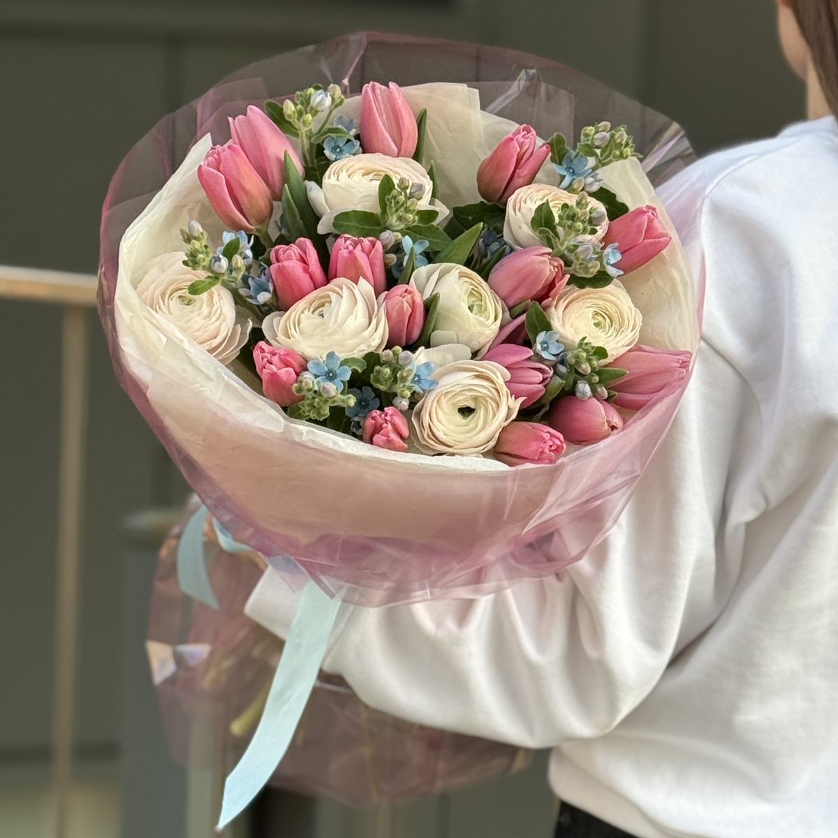 Букет Сладкий плен из ранункулюсов, тюльпанов и оксипеталума