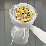 Букет Солнечная долина из нарциссов, тюльпанов и эвкалипта