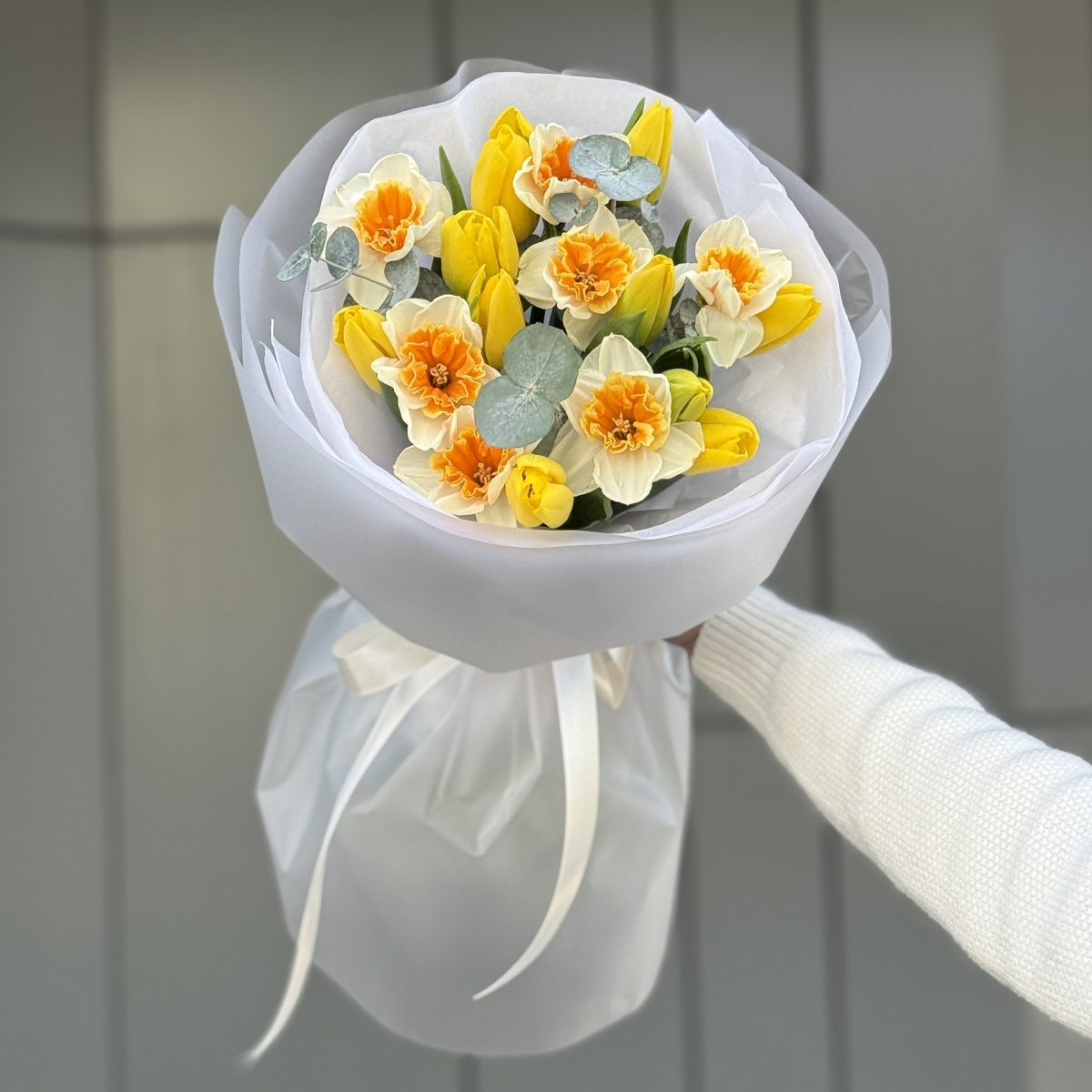 Букет Солнечная долина из нарциссов, тюльпанов и эвкалипта