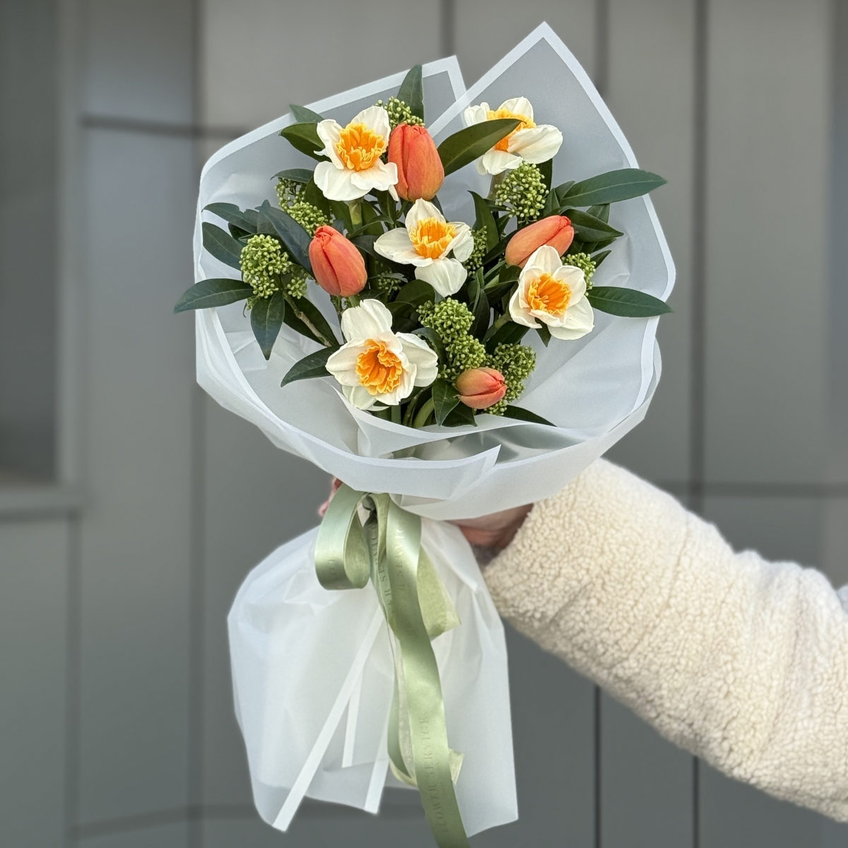 Букет Витамин Весны из нарциссов, тюльпанов и скиммии