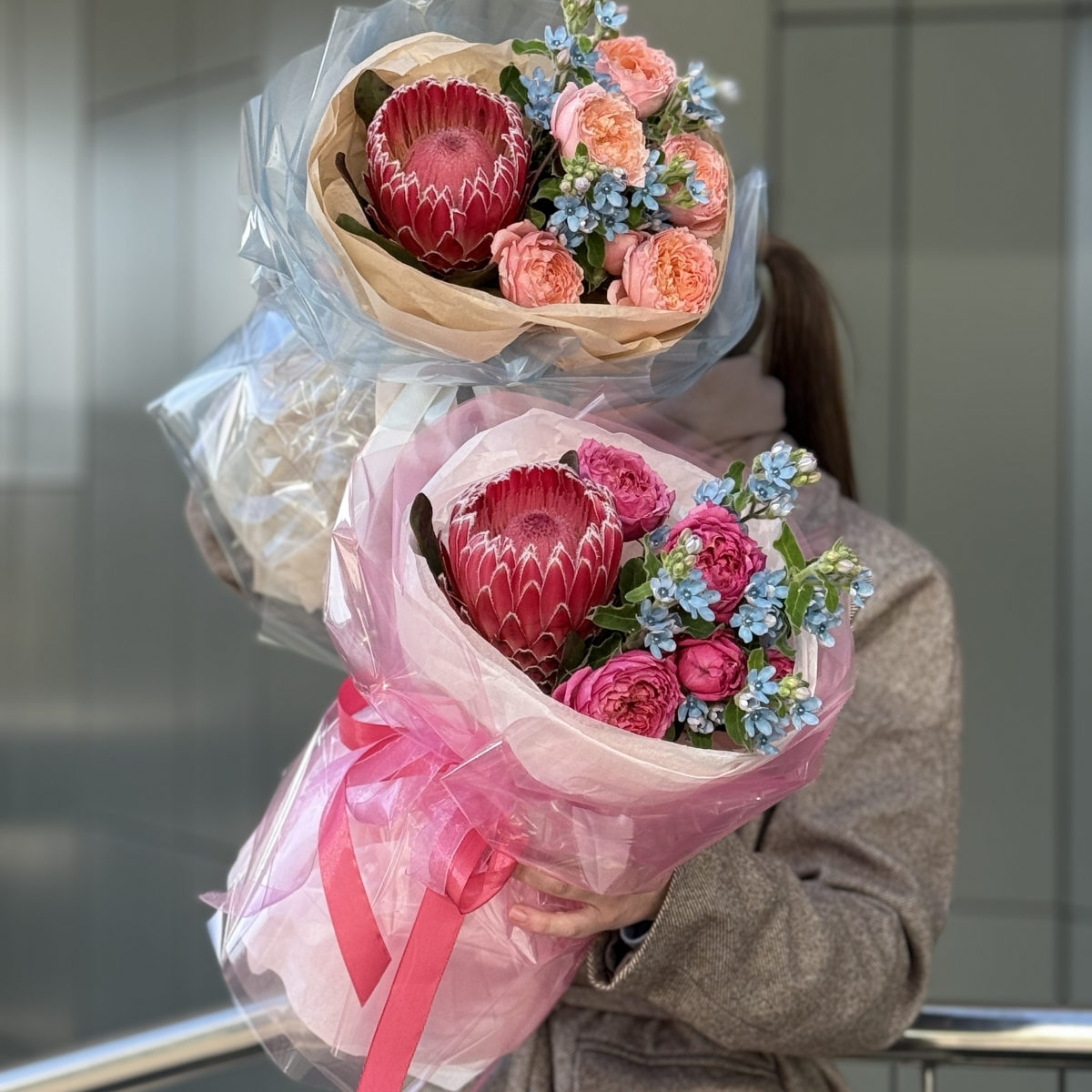 Букет Феерия чувств из протеи, роз и оксипеталума