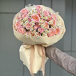 Букет Майский рассвет из кустовых пионовидных роз и танацетума (ромашек)