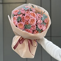 Букет Джульетта из 7 веток кустовой пионовидной розы и эвкалипта