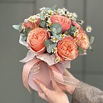 Композиция Летнее Очарование из роз сорта Кахала, танацетума и эвкалипта