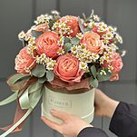 Композиция Летнее Очарование M из роз сорта Кахала, танацетума и эвкалипта