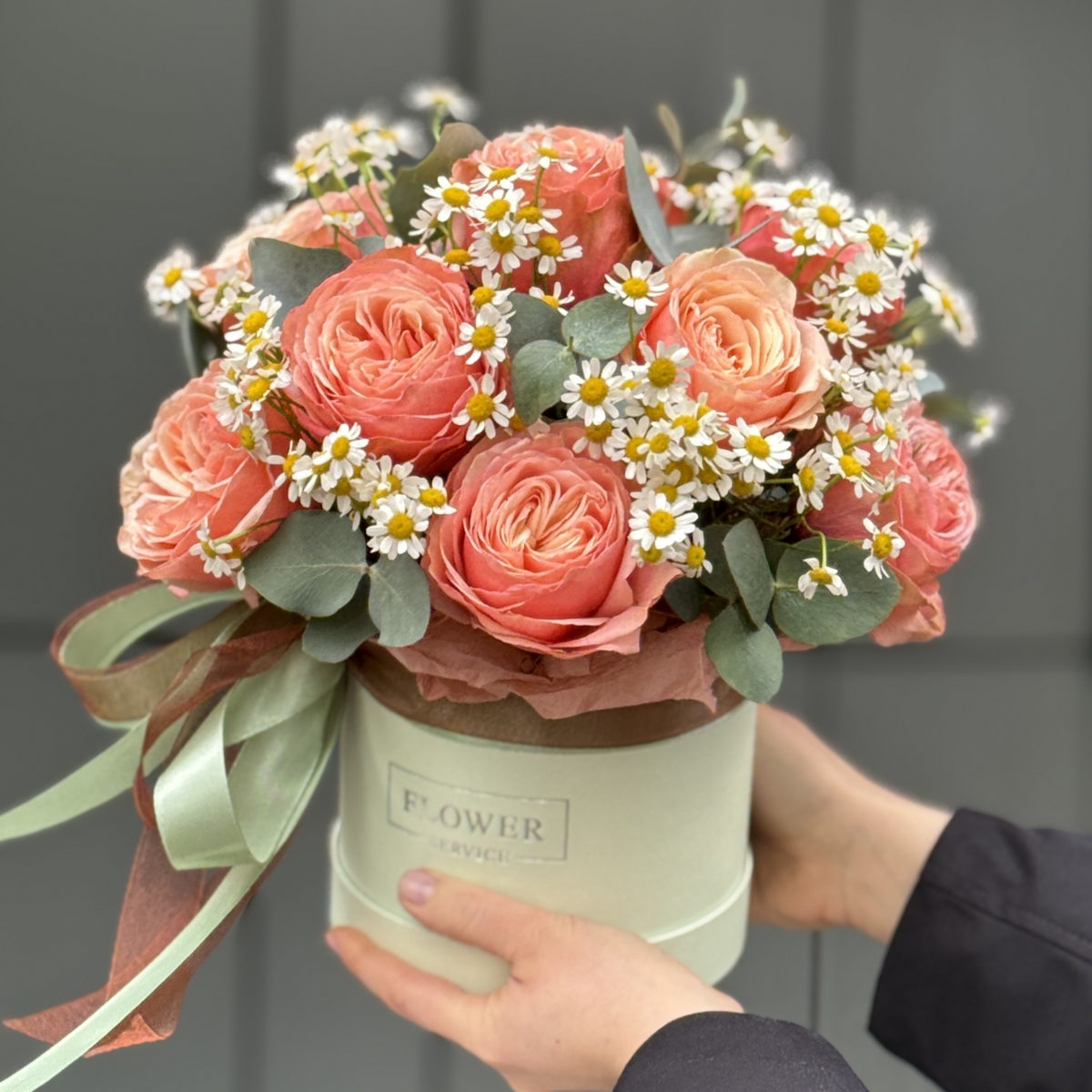 Композиция Летнее Очарование M из роз сорта Кахала, танацетума и эвкалипта