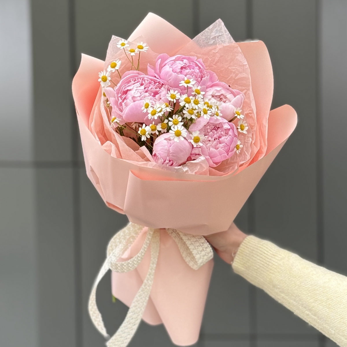 Букет Касабланка S из пионов и танацетума