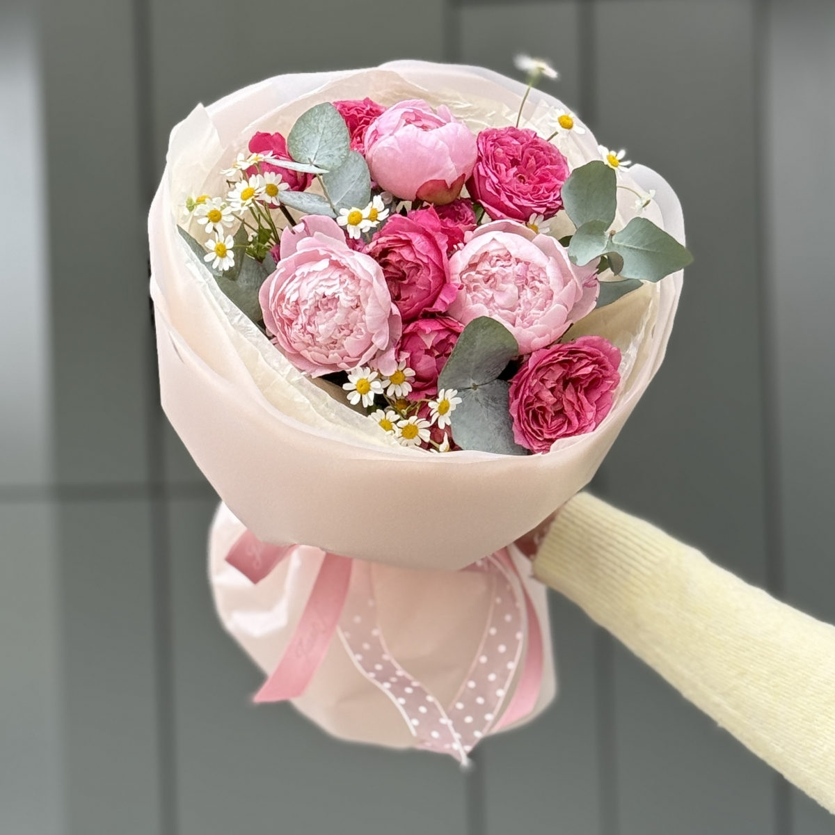 Букет Солнечные мечты S из пионов, пионовидных роз и танацетума