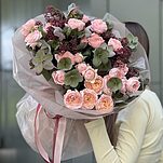 Букет Александровский сад из кустовыз пионовидных роз, скиммии и хелеборуса