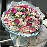 Букет Волшебство момента Макси из пионовидных кустовых роз, эустомы, оксипеталума, танацетума и эвкалипта