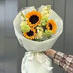 Букет Солнечный мотив из подсолнухов, маттиолы и вибурнума