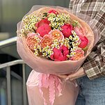 Букет Весеннее свидание из пионов, кустовой розы и танацетума