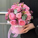 Композиция Розовый туман из кустовой розы сильвия пинк и хамелациума