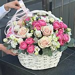 Корзина Милой кокетке из пионовидных кустовых роз сильвия пинк, пинк мондиаль, эустомы и эвкалипта