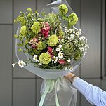 Букет Полевой шарм из артишоков, вибурнума, танацетума, антиринума и др.