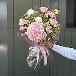 Букет Пудровые лепестки из гортензии, эустомы, розы, диантусов и зелени