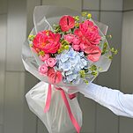 Букет Лазурный шарм из пионов, гортензии, антуриума, кустовой пионовидной розы и буплерума