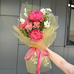 Букет Фруктовый коктейль из пионов, кустовой розы, ранункулюсов баттерфляй и зелени