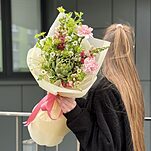 Букет Весенняя Палитра из артишока, гвоздики, антирринума, буплерума и танацетума