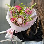 Букет Маракуйя из протеи, каллов, антиринума и зелени
